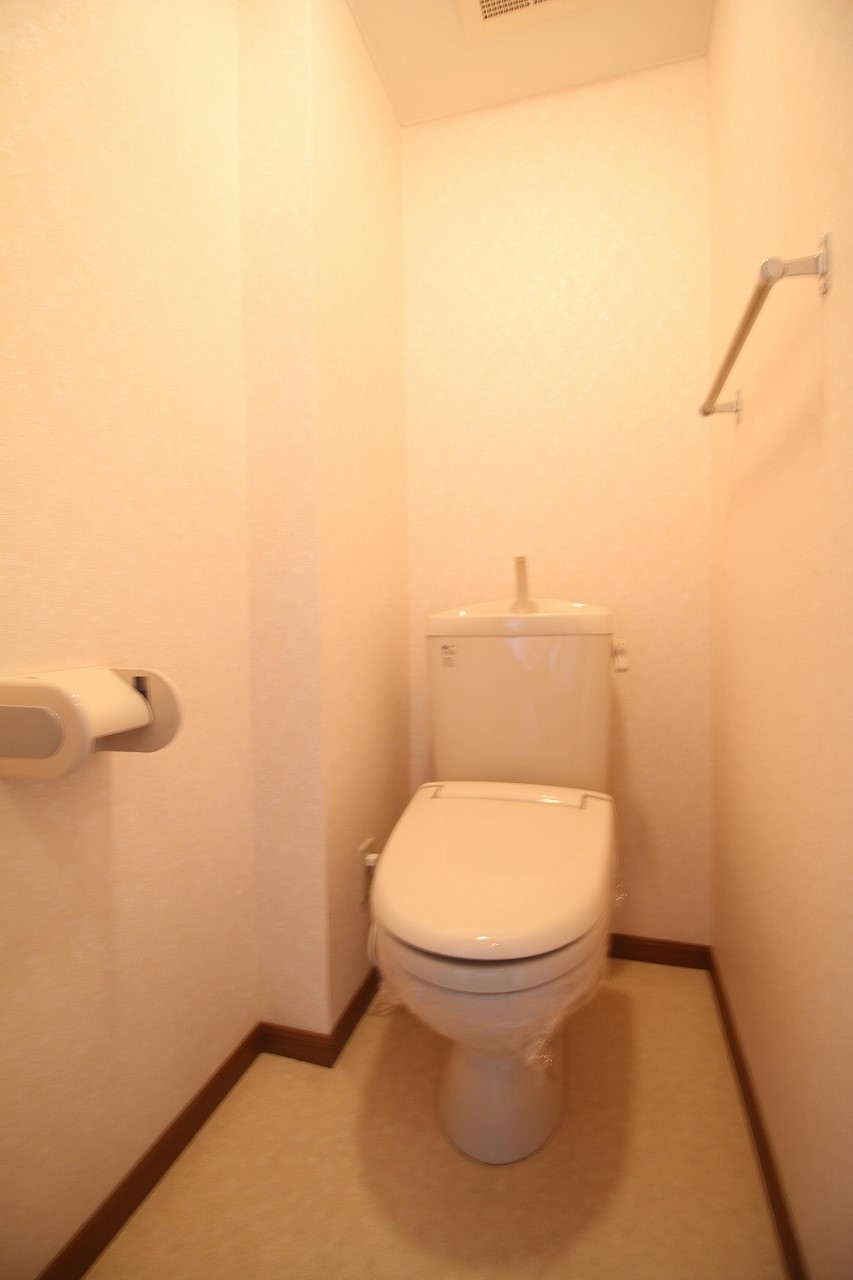 トイレ　タオル掛けが付いています