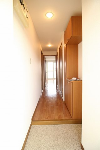 玄関　靴箱の上にお花や写真立てなどを飾れます