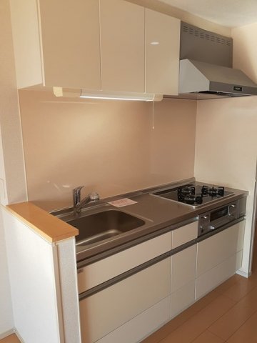 キッチン　3口コンロ・グリル付のシステムキッチンです♪