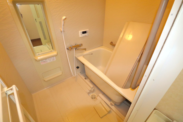 バス・シャワールーム　清潔感ある鏡付きバスルーム！