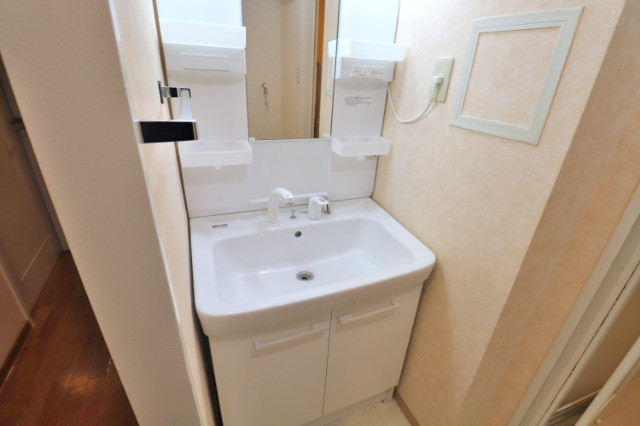 洗面設備　小物も置けちゃう独立洗面台！