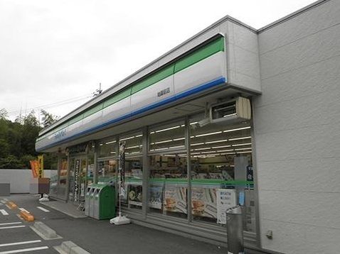 コンビニ　ファミリーマート（コンビニ）まで980m