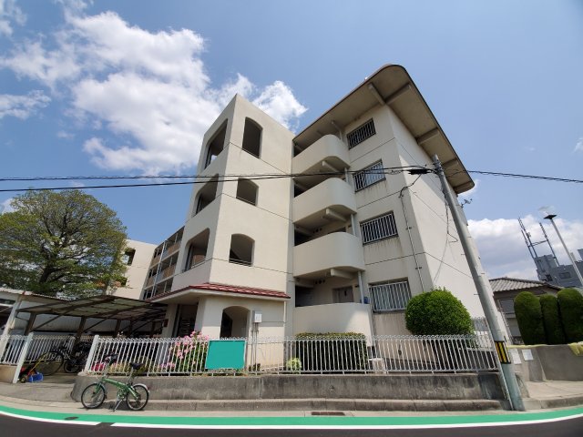 建物外観　敷地内に駐車場あります☆