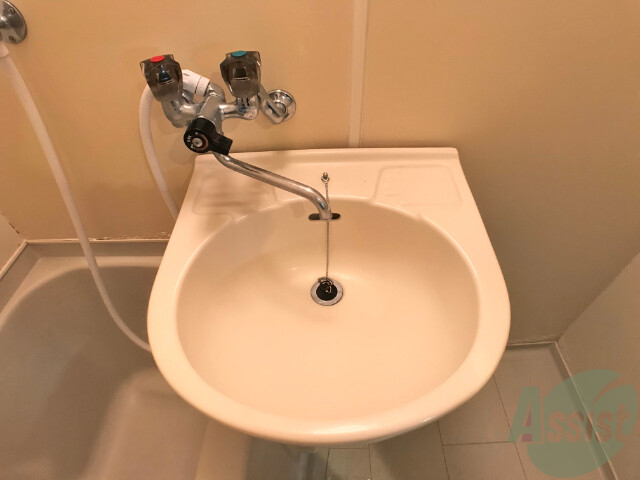 洗面設備　洗面台は浴室にあるので、お忙しい朝に助かりますね！