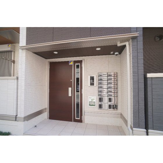 その他　共用エントランスにはオートロック、宅配ボックスあり