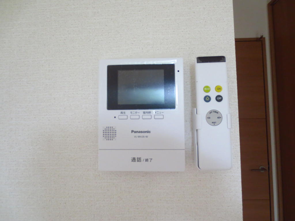 セキュリティ　モニター付きインターホンで訪問者の確認ができます。
