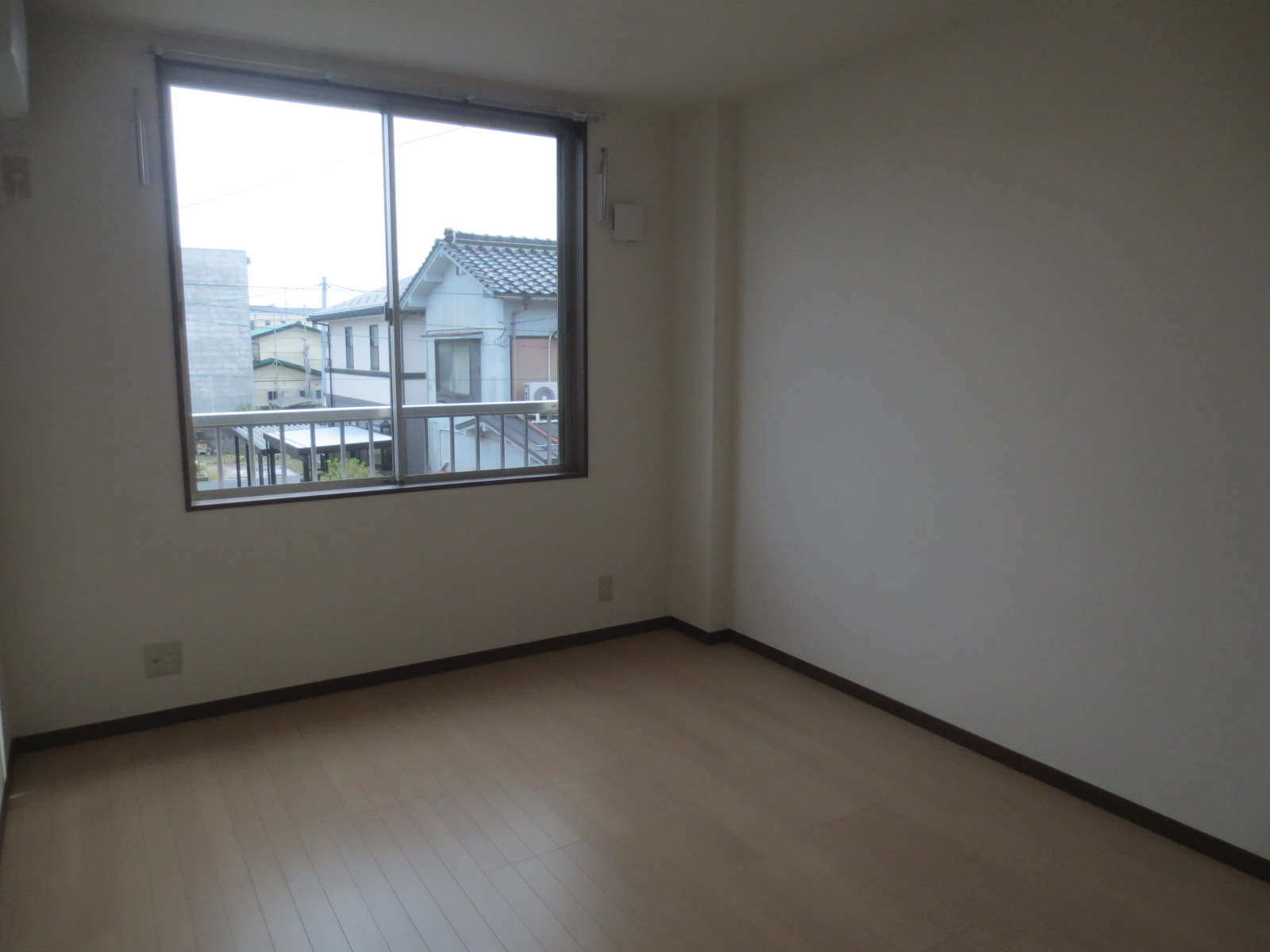 居室・リビング　約８帖の居室は一人暮らしにピッタリのサイズです