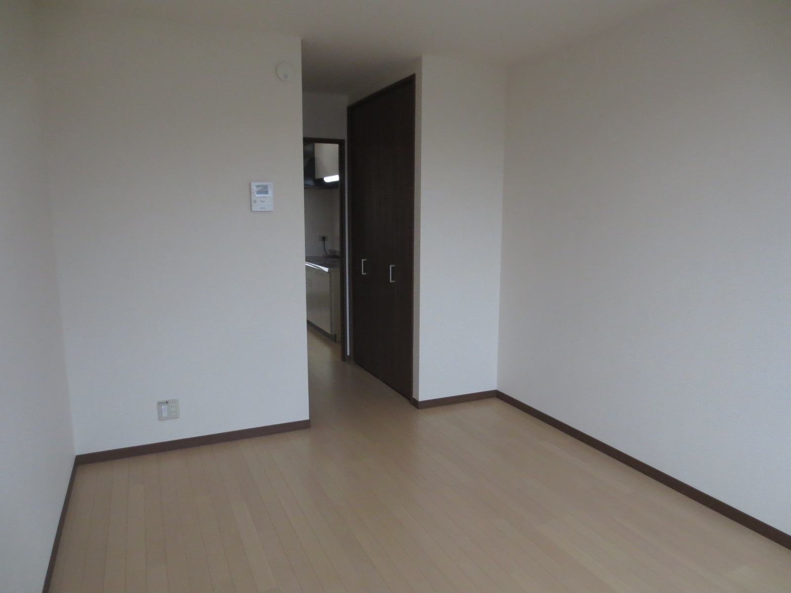 居室・リビング　約８帖の居室は一人暮らしにピッタリのサイズです