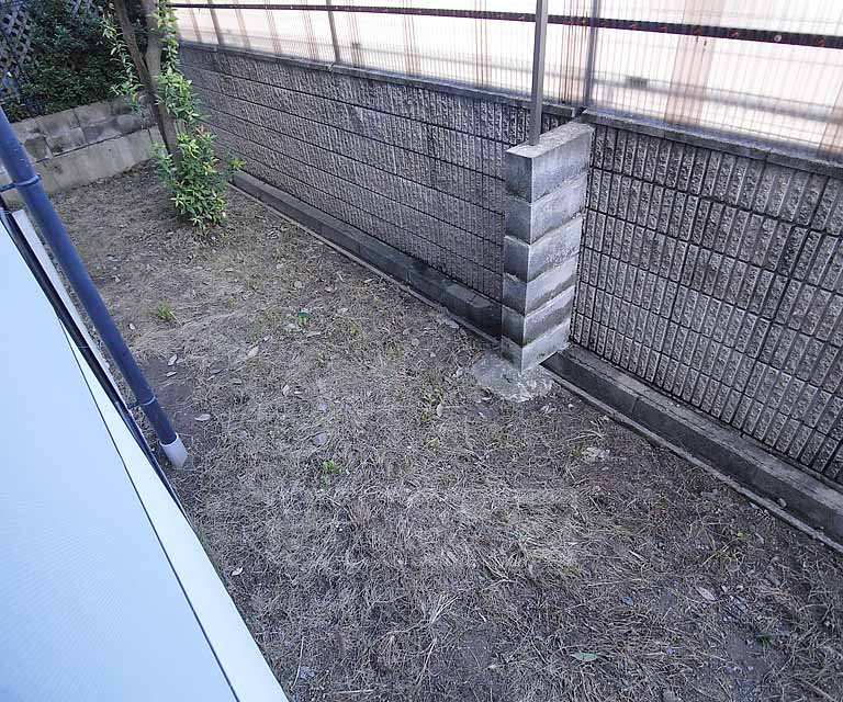 バルコニー　１階には広い庭が付いてます