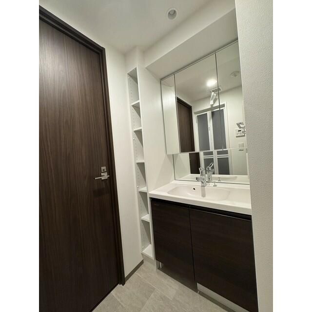 洗面設備　ゆったりとスペースのある洗面所