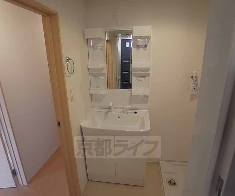 洗面設備　大きな独立洗面台。