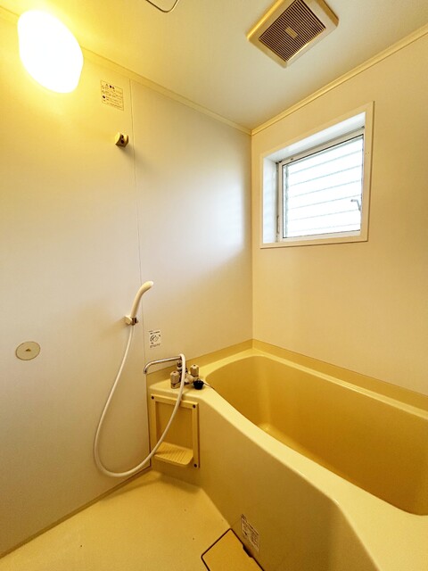 バス・シャワールーム　窓付の明るいバスルーム