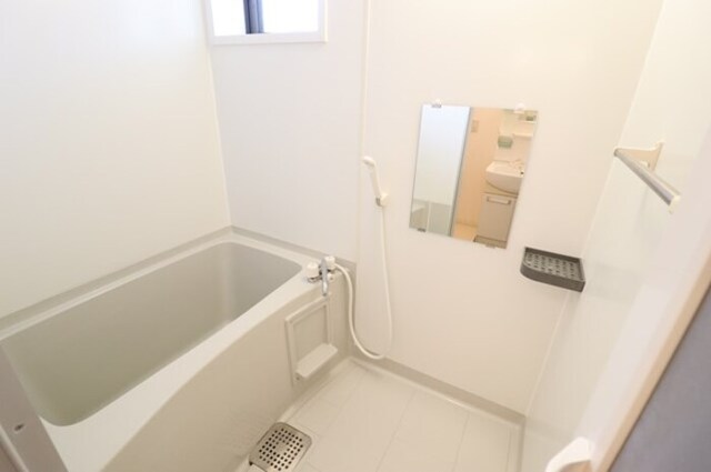 バス・シャワールーム　給湯式浴室（小窓付）