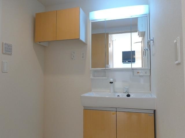 洗面設備　朝に便利な三面鏡付洗面台完備♪