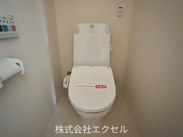 トイレ　温水洗浄便座です。