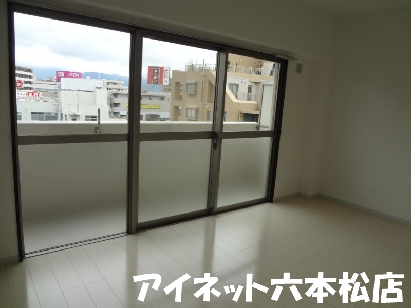 居室・リビング　12帖あるので家具たくさん置けます。