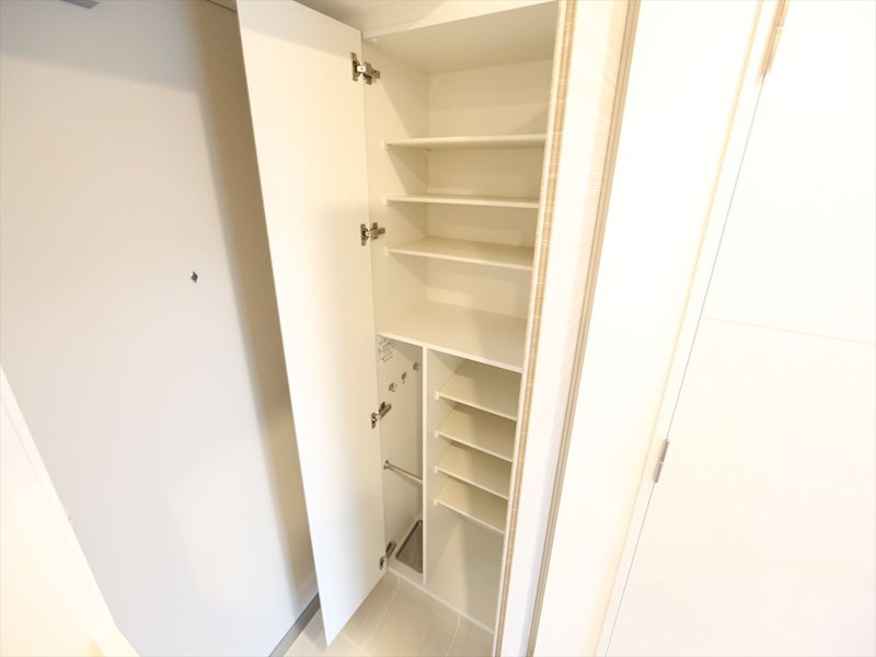 玄関　玄関　シューズボックス付（収納充実してます）