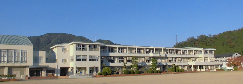 中学校　朝来市立梁瀬中学校（中学校）まで206m
