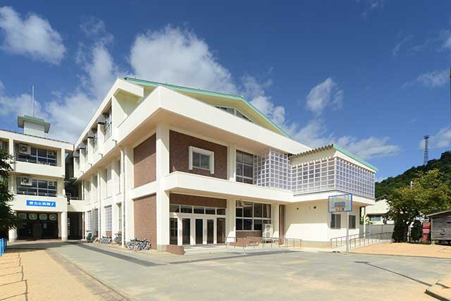 小学校　朝来市立梁瀬小学校（小学校）まで438m