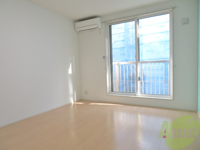 居室・リビング　８帖の洋室です。広々として、きれいですね。