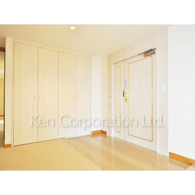 玄関　同タイプ9階のお部屋を撮影。仕様が異なることがあります。