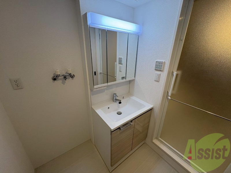 洗面設備　大きくて使いやすそうな独立洗面台になっています。