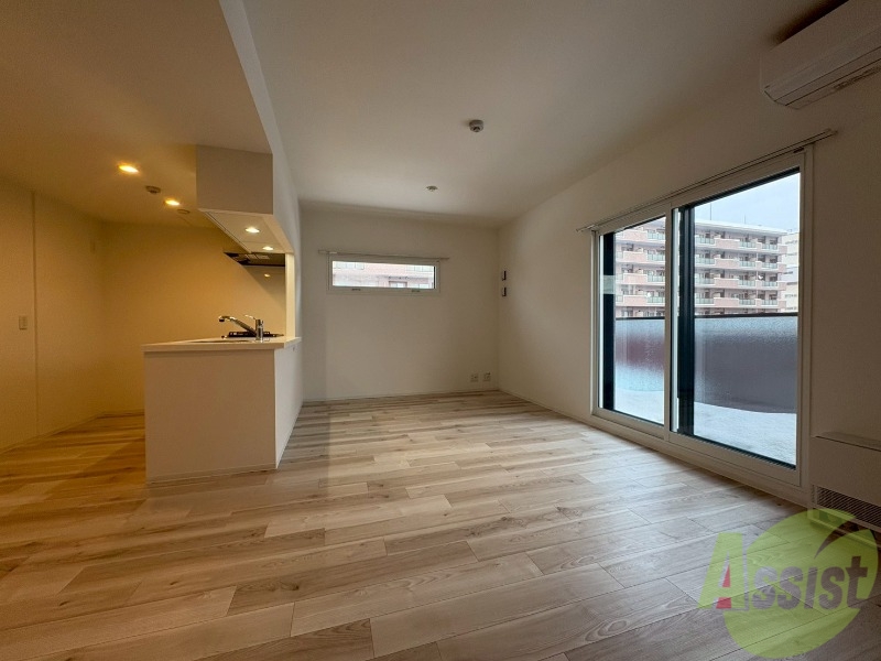 居室・リビング　リビングです。窓が大きくて明るいですね！