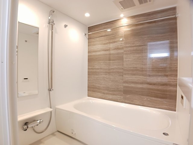 バス・シャワールーム　コンパクトで使いやすいお風呂です