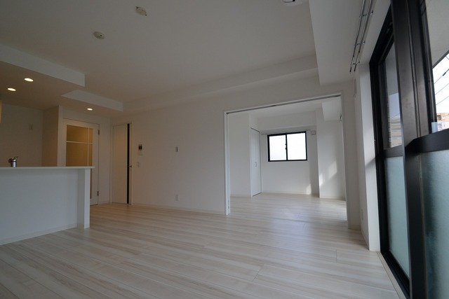 居室・リビング　南東向きのゆったりＬＤＫ。