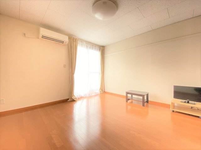 居室・リビング　白基調の落ち着いた室内