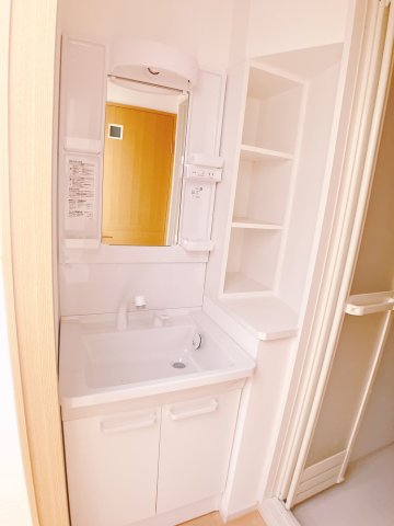 洗面設備　棚付きの使いやすい洗面所