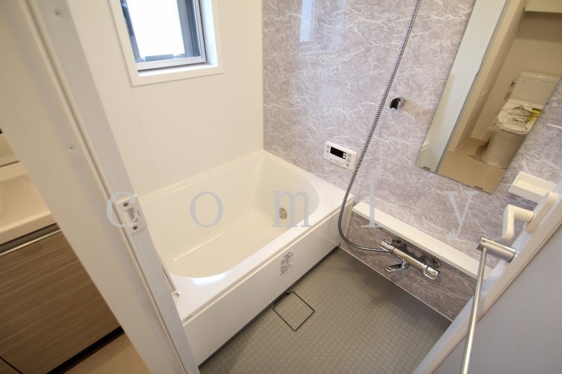 バス・シャワールーム　窓のある明るいバルスーム