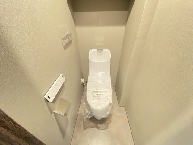 トイレ　落ち着いた色調のトイレです
