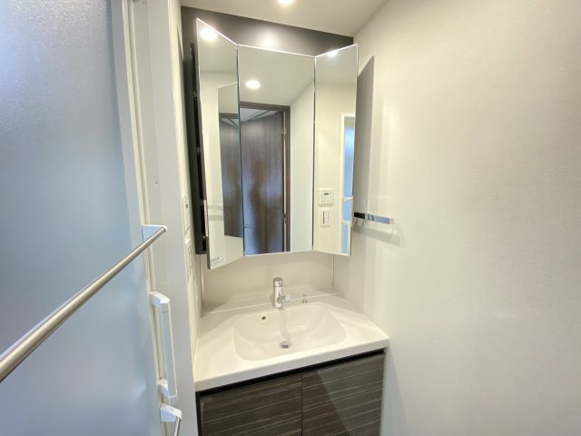 洗面設備　三面鏡のついた洗面台