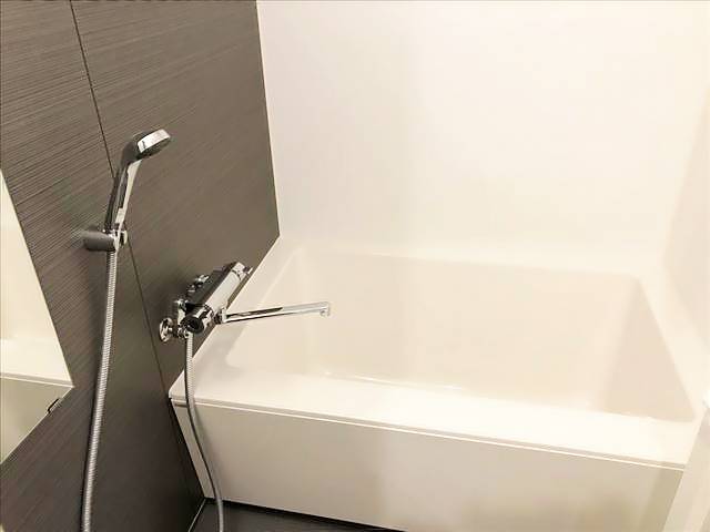 バス・シャワールーム　浴室乾燥機付きのバスルームです。