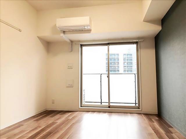 居室・リビング　チャコールカラーの床材で落ち着いた雰囲気です。