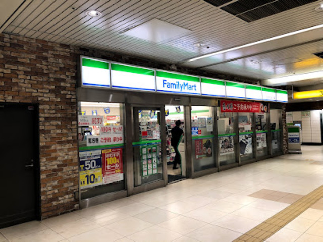 コンビニ　ファミリーマート日本大通り駅店（コンビニ）まで241m