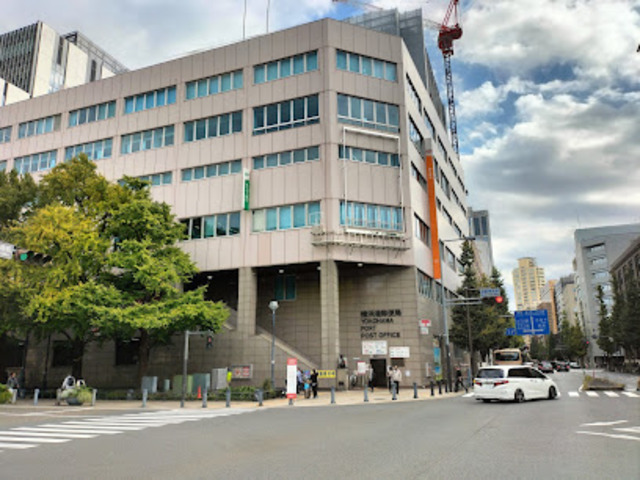 郵便局　横浜港郵便局（郵便局）まで242m