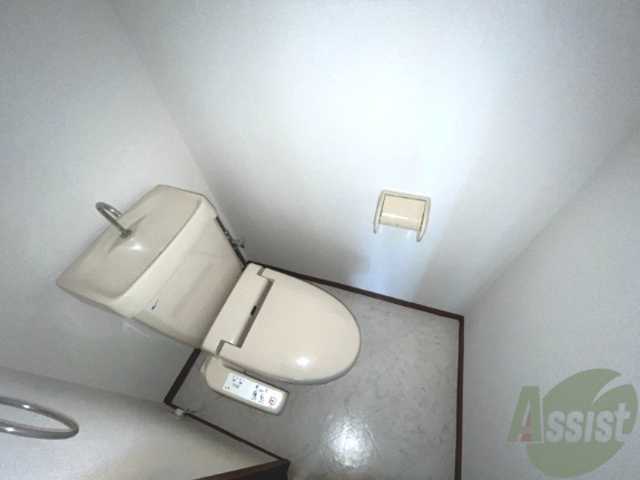 トイレ　嬉しい温水洗浄便座になっているので、ゆっくりできますね。