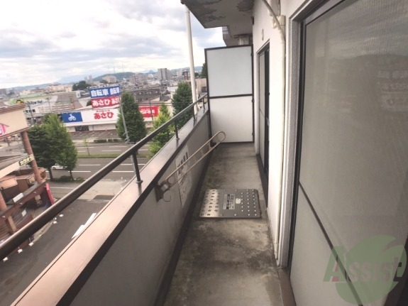 バルコニー　バルコニーで、天気のいい日は大容量の洗濯物が干せますね。