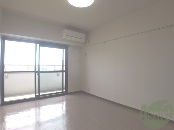 居室・リビング　７帖の広々したリビングになりまして、日が良くさしこみます。