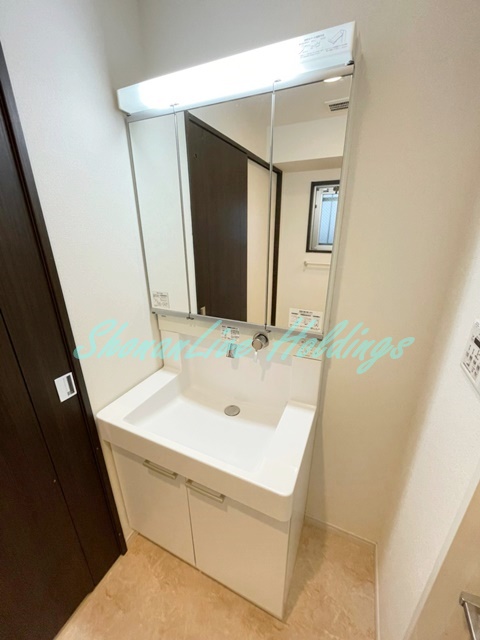 洗面設備　明るい洗面所です