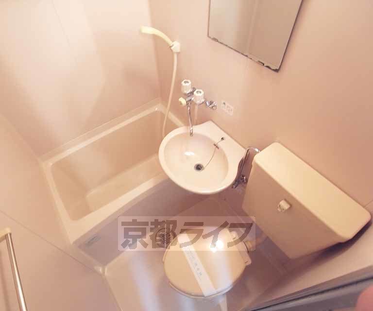 バス・シャワールーム　ユニットバスタイプですね。