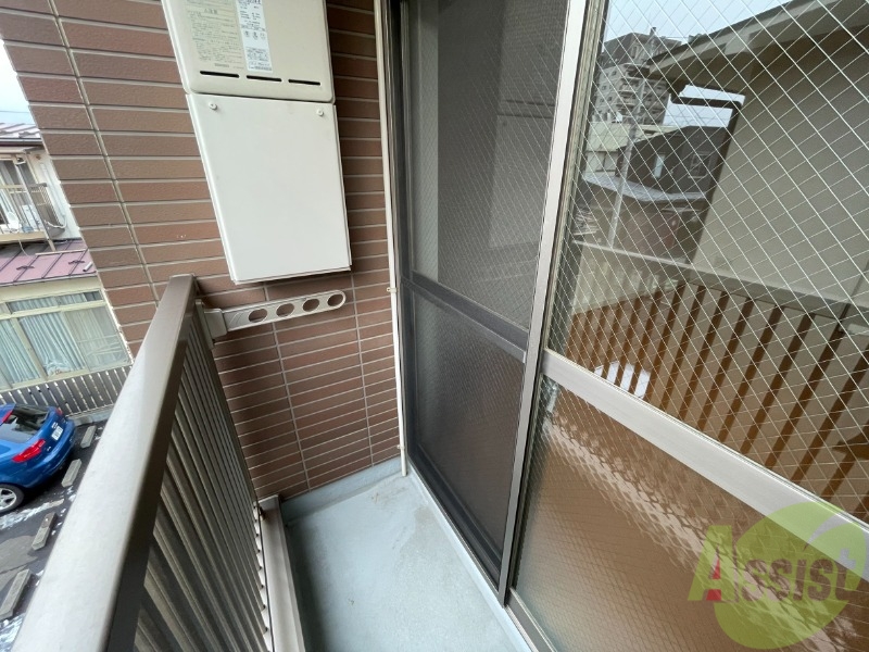 バルコニー　バルコニーには洗濯を干すスペースが付いております