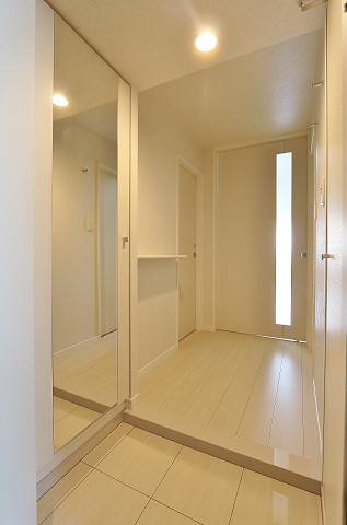 玄関　玄関には大きな鏡があります