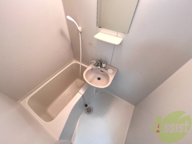 バス・シャワールーム　浴室はこちらのユニットバスです。一日の疲れを癒しましょう。