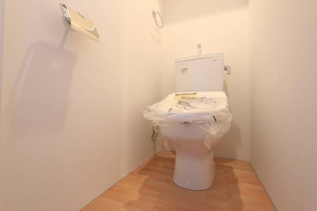 トイレ　清潔トイレットルームで考え事でも。（イメージ画像）