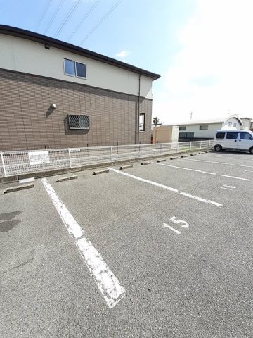 駐車場　駐車場があるので、車を買う予定の方も安心です