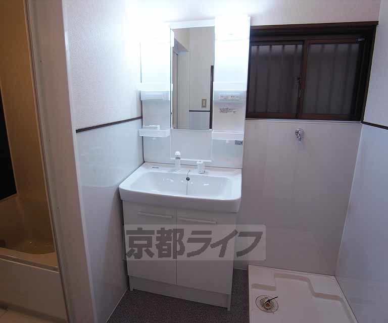 洗面設備　きれいな独立洗面台です
