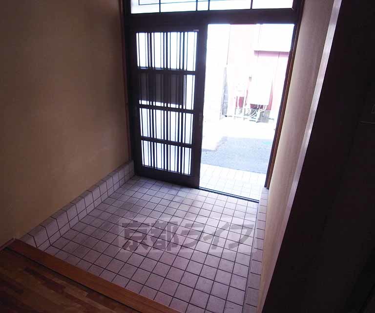 その他設備　明るくて落ち着く玄関です